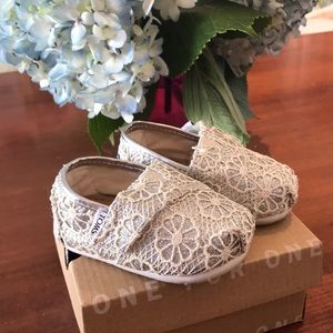 Silver Crochet Glitter Tiny Toms Sz.4 Baby